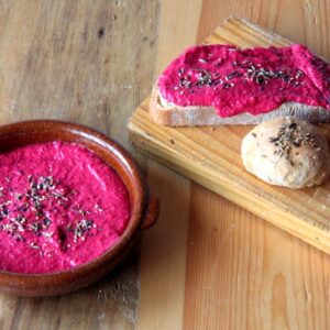 Canapé de Paté de remolacha y grelos