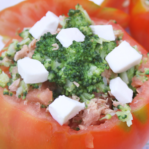 Tomates recheos de brócoli e queixo
